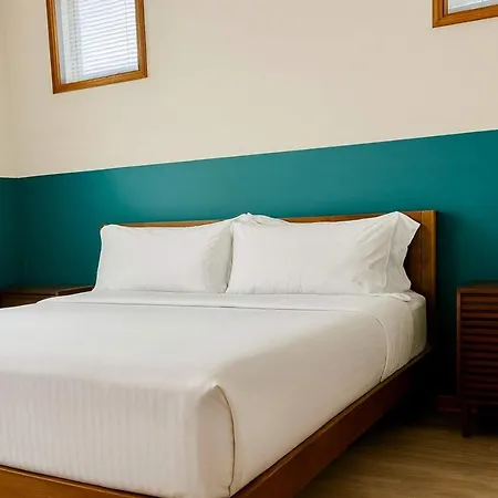 1 Free Parking Sleeps 10 *