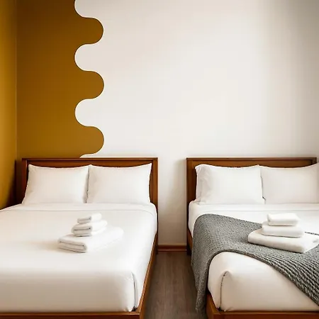 1 Free Parking Sleeps 10 *