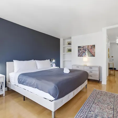 2bd River North Million Dollar Views! Parking Incl