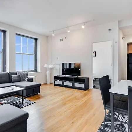 Downtown With Free In & Out Parking 2 Apartment *