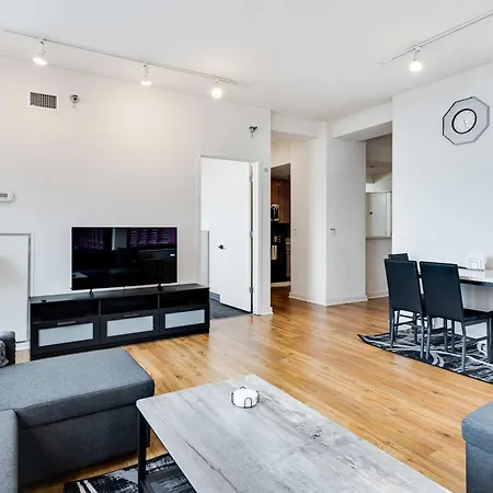 Downtown With Free In & Out Parking 2 Apartment *