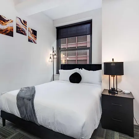 Apartment Downtown With Free In & Out Parking 2 *