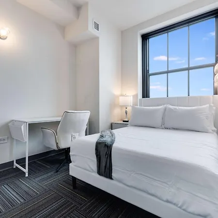 Apartment Downtown With Free In & Out Parking 2