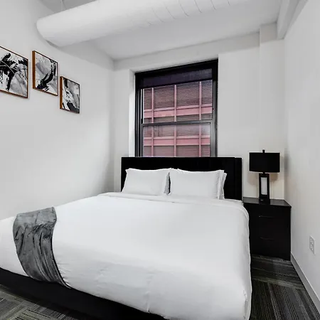 Downtown With Free In & Out Parking 2 Apartment