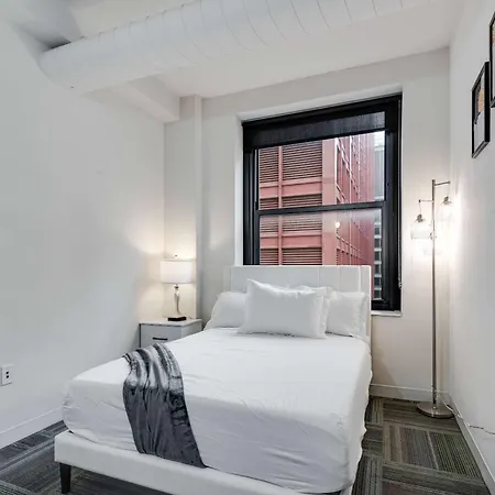 Apartment Downtown With Free In & Out Parking 2