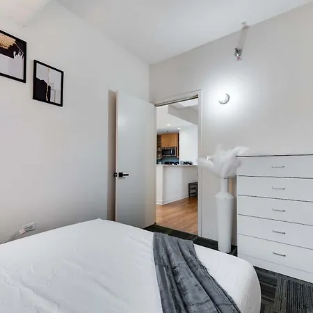 Apartment Downtown With Free In & Out Parking 2 *