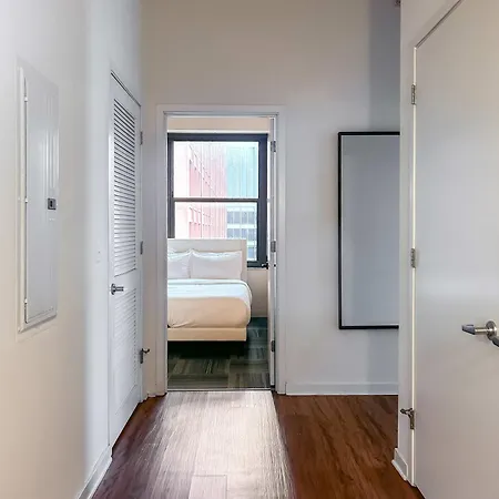 Apartment Downtown With Free In & Out Parking 4 *