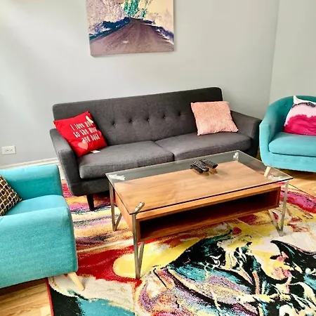 Hip Logan Square Apartment *