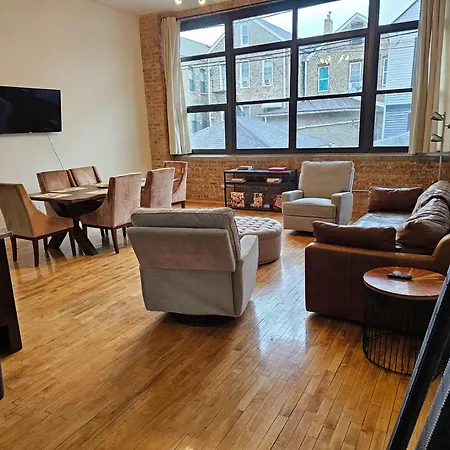 4 Bedroom Sleeps 20 People Apartment Chicago
