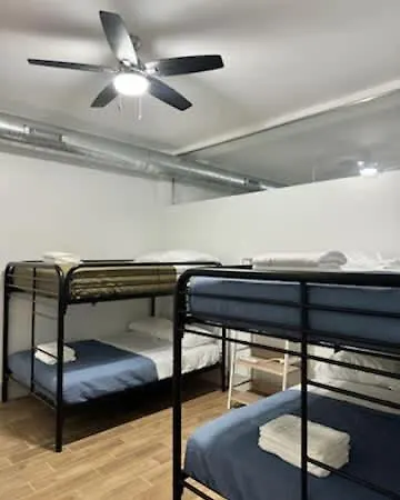 4 Bedroom Sleeps 20 People Apartment *