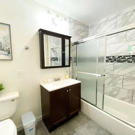 Apartment Mccormick 3br Spacious Unit, Optional Parking With Ping-pong