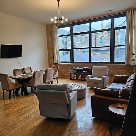 4 Bedroom Sleeps 20 People Apartment Chicago