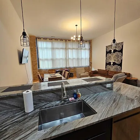 Apartment 4 Bedroom Sleeps 20 People