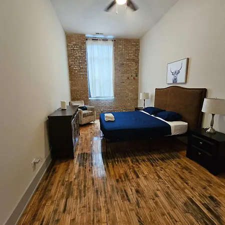 4 Bedroom Sleeps 20 People Apartment Chicago