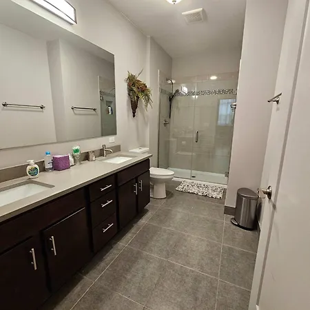 Apartment 4 Bedroom Sleeps 20 People Chicago