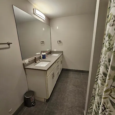 Apartment 4 Bedroom Sleeps 20 People