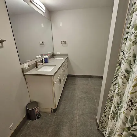 Apartment 4 Bedroom Sleeps 20 People