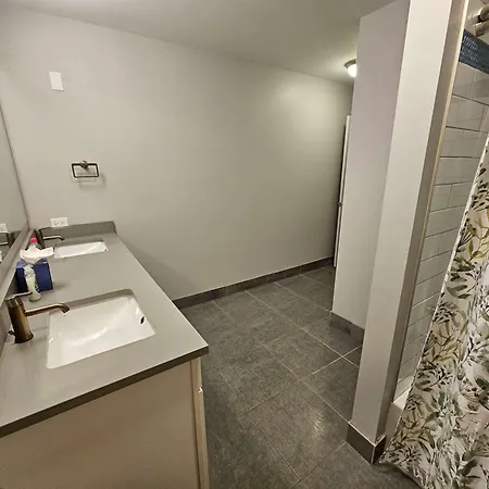 Apartment 4 Bedroom Sleeps 20 People *