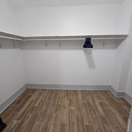Apartment 4 Bedroom Sleeps 20 People *