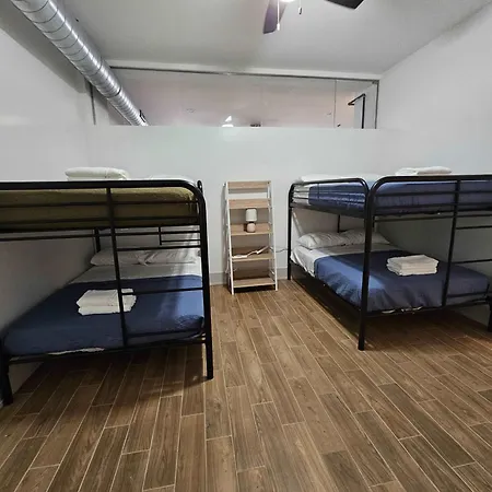 4 Bedroom Sleeps 20 People Apartment *