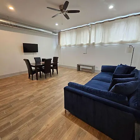 4 Bedroom Sleeps 20 People Apartment Chicago