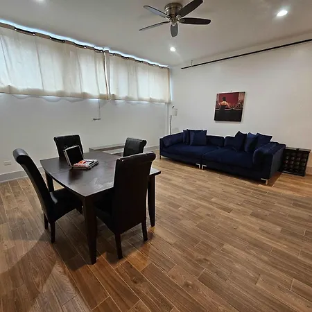 4 Bedroom Sleeps 20 People * Chicago
