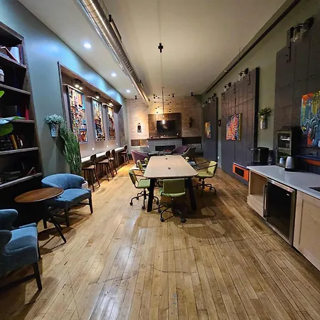 Apartment 4 Bedroom Sleeps 20 People *