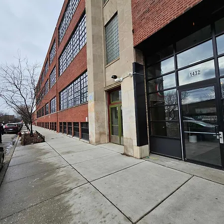 4 Bedroom Sleeps 20 People Apartment Chicago