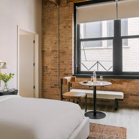 Livn West Loop Classic Queen Apartment