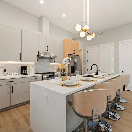 Modern 2-bd 2-ba Retreat Near Medical District Apartment