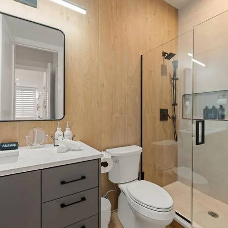 Modern 2-bd 2-ba Retreat Near Medical District