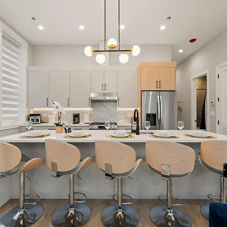 Modern 2-bd 2-ba Retreat Near Medical District