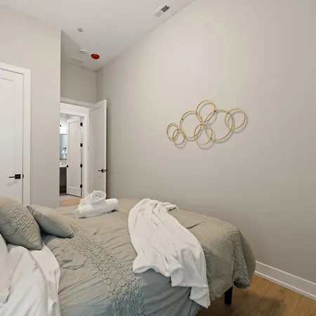 Modern 2-bd 2-ba Retreat Near Medical District *