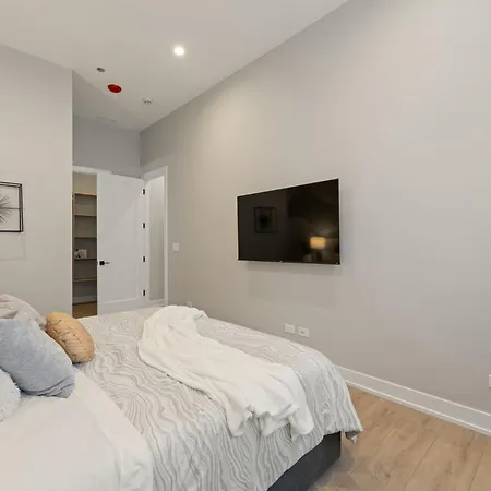 Modern 2-bd 2-ba Retreat Near Medical District