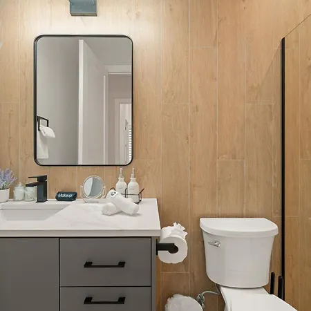 Modern 2-bd 2-ba Retreat Near Medical District Apartment *