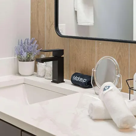 Modern 2-bd 2-ba Retreat Near Medical District Chicago