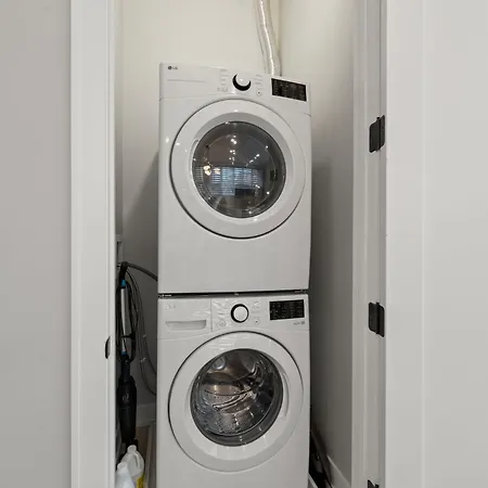 Modern 2-bd 2-ba Retreat Near Medical District Apartment *