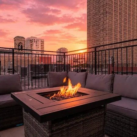 Apartment Mccormick Place 2br With Patio, Skyline View And Optional Parking Sleeps 6 Near Soldier Field And Grant Park Chicago