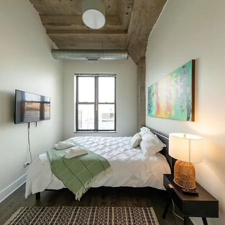 Mccormick Place 2br With Patio, Skyline View And Optional Parking Sleeps 6 Near Soldier Field And Grant Park *