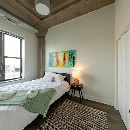 Mccormick Place 2br With Patio, Skyline View And Optional Parking Sleeps 6 Near Soldier Field And Grant Park Chicago