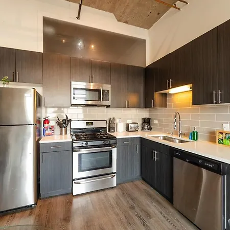 Apartment Mccormick Place 2br With Patio, Skyline View And Optional Parking Sleeps 6 Near Soldier Field And Grant Park *