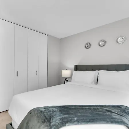 Gold Cost Rooftop With Indoor Pool And In Out Parking Apartment