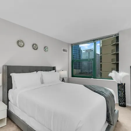 Gold Cost Rooftop With Indoor Pool And In Out Parking