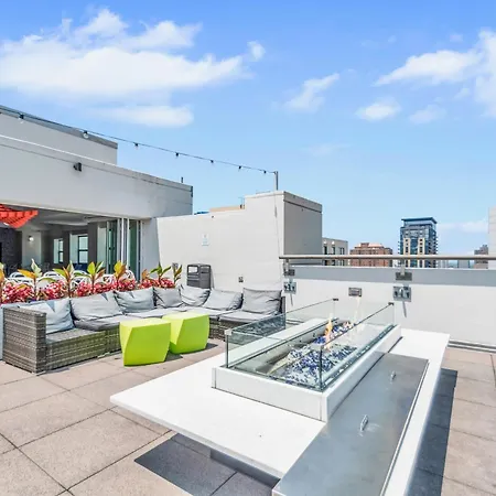 Gold Cost Rooftop With Indoor Pool And In Out Parking Apartment Chicago