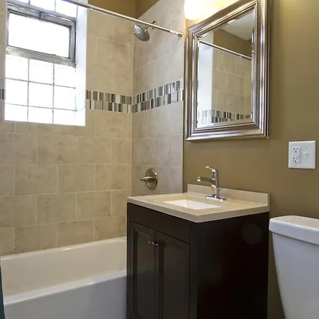 Two-bedroom On W Division Street Apt 3r Apartment *