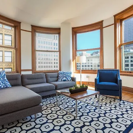Three-bedroom On W Van Buren Street Apt 1101 Chicago