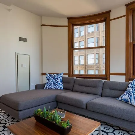 Apartment Three-bedroom On W Van Buren Street Apt 1101