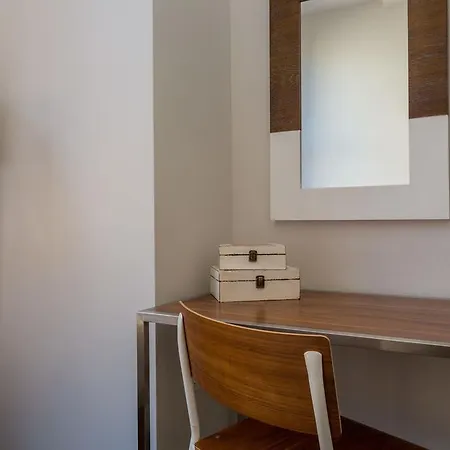 Apartment Three-bedroom On W Van Buren Street Apt 1101