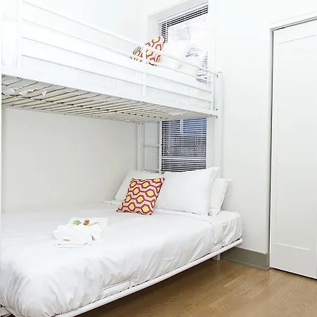 Two-bedroom On N Southport Avenue Apt 3 * Chicago