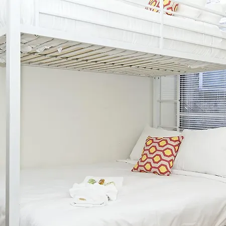 Two-bedroom On N Southport Avenue Apt 3 Aparthotel